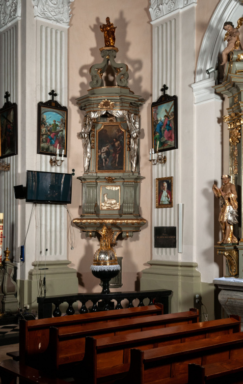 Zdjęcie polichromowanej na seledynowo antyambony (nadbudowy chrzcielnicy) w kościele w Morawicy.