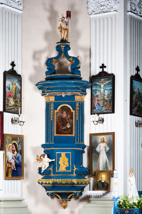Zdjęcie polichromowanej na niebiesko ambony w kościele w Morawicy.