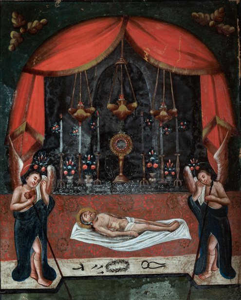Przedstawienie martwego Chrystusa leżącego na całunie, z arma christi poniżej, adorowanego po bokach przez stojące anioły. Scena zamknięta od góry czerwonymi kotarami odsłaniającymi ołtarz z centralnie umieszczoną monstrancją, trzema kadzielnicami i sześc