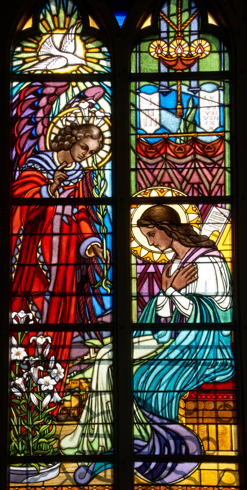 Witraż z przedstawieniem Zwiastowania Marii z kościoła pw. św. Marcina z Tours w Krzeszowicach