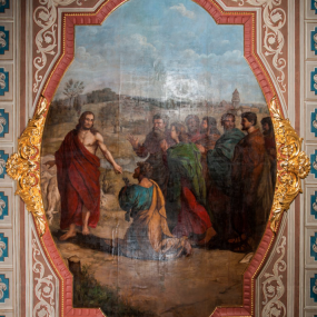 Zdjęcie stropu kościoła w Bodzanowie, z obrazem ujętym ramą, przedstawiającym scenę wręczenia przez Chrystusa kluczy św. Piotrowi, w towarzystwie innych apostołów, na tle pejzażu.