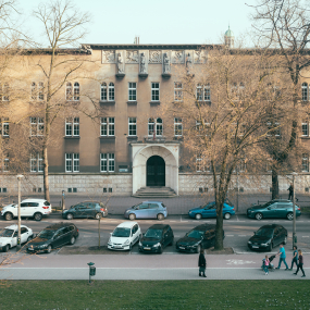 Widok na budynek Uniwersytetu Papieskiego JPII przy ul. Bernardyńskiej 3.