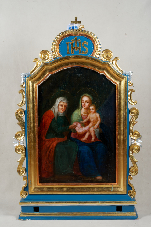Feretron z obrazem przedstawiającym siedzące św. Annę i Marię, która podtrzymuje na ramieniu dzieciątko Jezus.