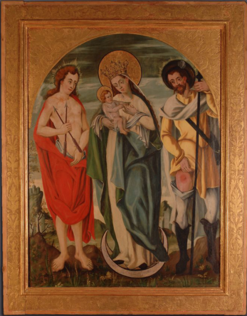Obraz przedstawiający Matkę Boską z Dzieciątkiem ze św. Sebastianem i św. Rochem, w całej postaci, stojących obok siebie na tle pejzażu, ze złoconymi i tłoczonymi we wzór górnymi narożami i ramą.