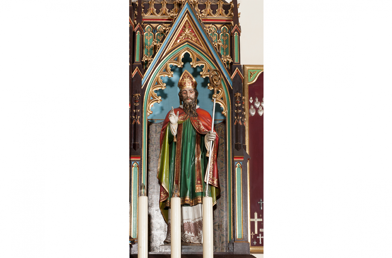 Rzeźba świętego Stanisław w Krzeszowie. Święty ukazany całopostaciowo w ujęciu frontalnym. Ubrany jest w humerał, albę, tunicelę, stułę, kapę, rękawiczki, infułę i pastorał.