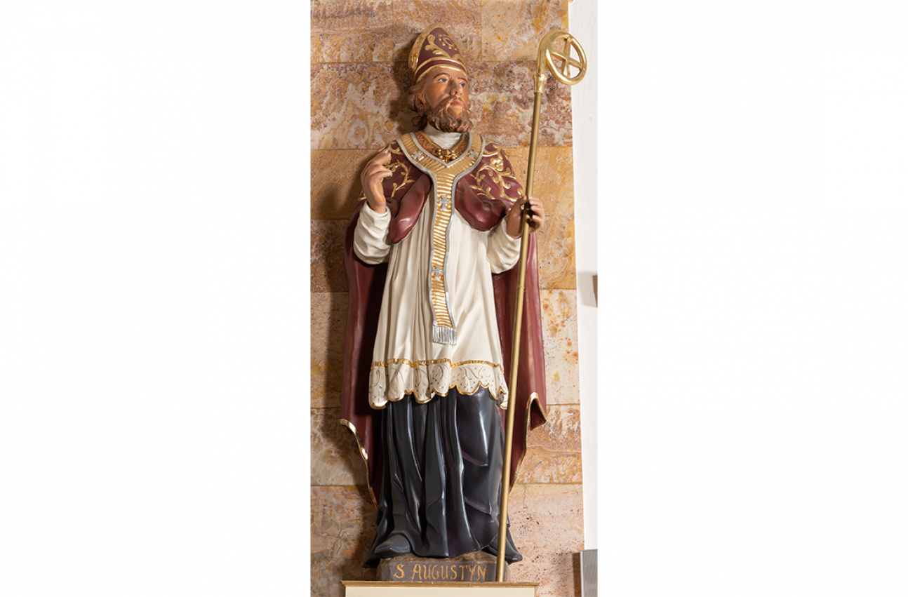 Rzeźba świętego Augustyna w kościele w Andrychowie. Święty ukazany jest frontalnie, całopostaciowo. Ubrany jest w: albę, rokietę, kapę, paliusz, infułę i pastorał.
