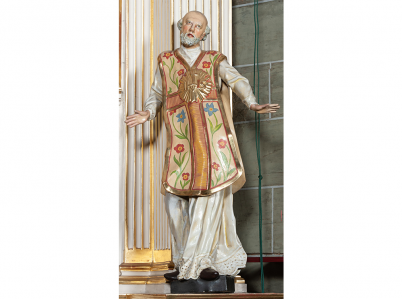 Rzeźba "Święty Ignacy Loyola" w kościele w Więcławicach Starych. Święty ukazany całpostaciowo. Ubrany jest w humerał, albę, ornat z kolumną krzyżową.