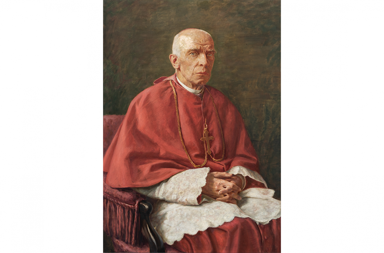 Portret kardynała Jana Puzyny w Pałacu biskupim w Krakowie. kardynał siedzi w fotelu. Ubrany jest w sutannę, rokietę, mucet i krzyż pektoralny.
