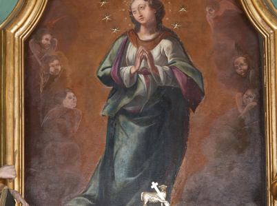 Obraz ołtarzowy z wizerunkiem Marii stojącej w całej postaci, z dłońmi złożonymi w geście modlitwy; na tle rozświetlonego nieba, pośród obłoków i uskrzydlonych główek anielskich. Nad nią unosi się gołębica Ducha Świętego.