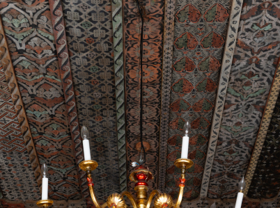 Zdjęcie fragmentu stropu babińca drewnianego kościoła w Harklowej z polichromią patronową.