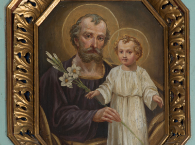 Obraz ołtarzowy przedstawiający św. Józefa w półpostaci, ukazanego jako starca, w jednej ręce trzymającego gałązkę lilii, drugą obejmującego stojące obok Dzieciątko Jezus, w kościele w Trzemeśni.