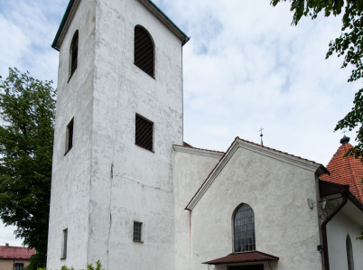 Zdjęcie kościoła parafialnego w Gdowie. Widok na wieżę i nawę boczną.