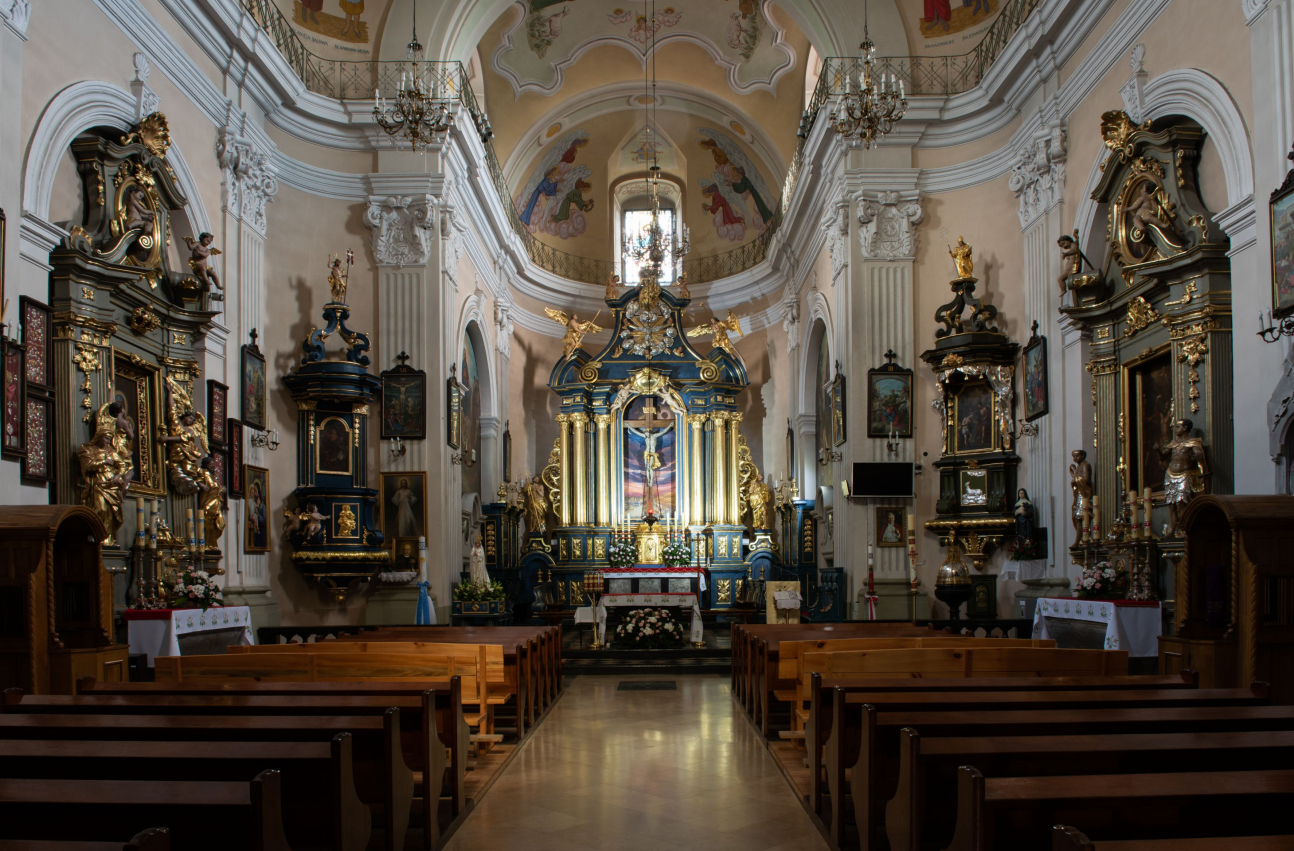 Widok aranżacji wnętrza z ołtarzem głównym, ambona i anty amboną oraz ołtarzami bocznymi w kościele św. Bartłomieja w Morawicy.