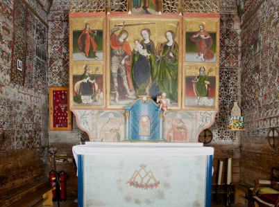 Zdjęcie stropu i ścian prezbiterium z polichromią patronową w kościele w Dębnie Podhalańskim.