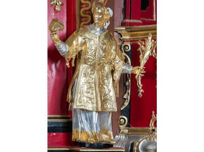 Rzeźba świętego Szczepana w kościele w Raciechowicach. Święty ukazany całpostaciowo, w kontrapoście. W lewej dłoni  trzyma palmę męczeństwa, a w prawej kamień. Ubrany jest w humerał, albę, dalmatykę i manipularz.