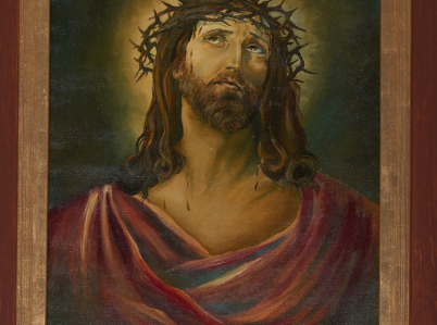 Zdjęcie 6. Obraz Ecce Homo. W centrum popiersie Chrystusa w purpurowym płaszczu z uniesioną do góry głową.