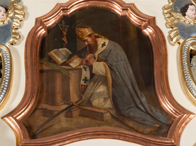 Obraz przedstawiający klęczącego św. Wojciecha na stopniu, przed postumentem z krucyfiksem i księgą; we wnętrzu. Postać ubrana w albę, rokietę, kapę, paliusz, na głowie ma infułę. Obok leży szabla.