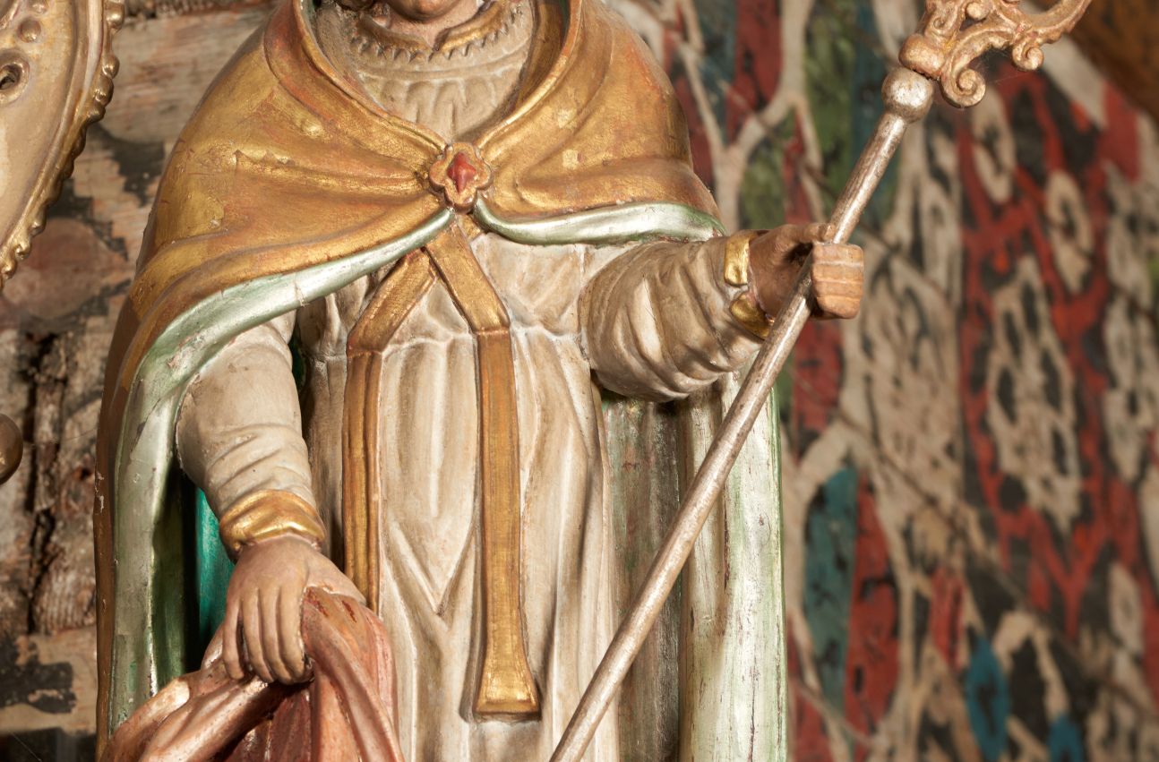 Zdjęcie 25. Rzeźba święty Marcin z pastorałem w lewej dłoni i płaszczem w prawej.