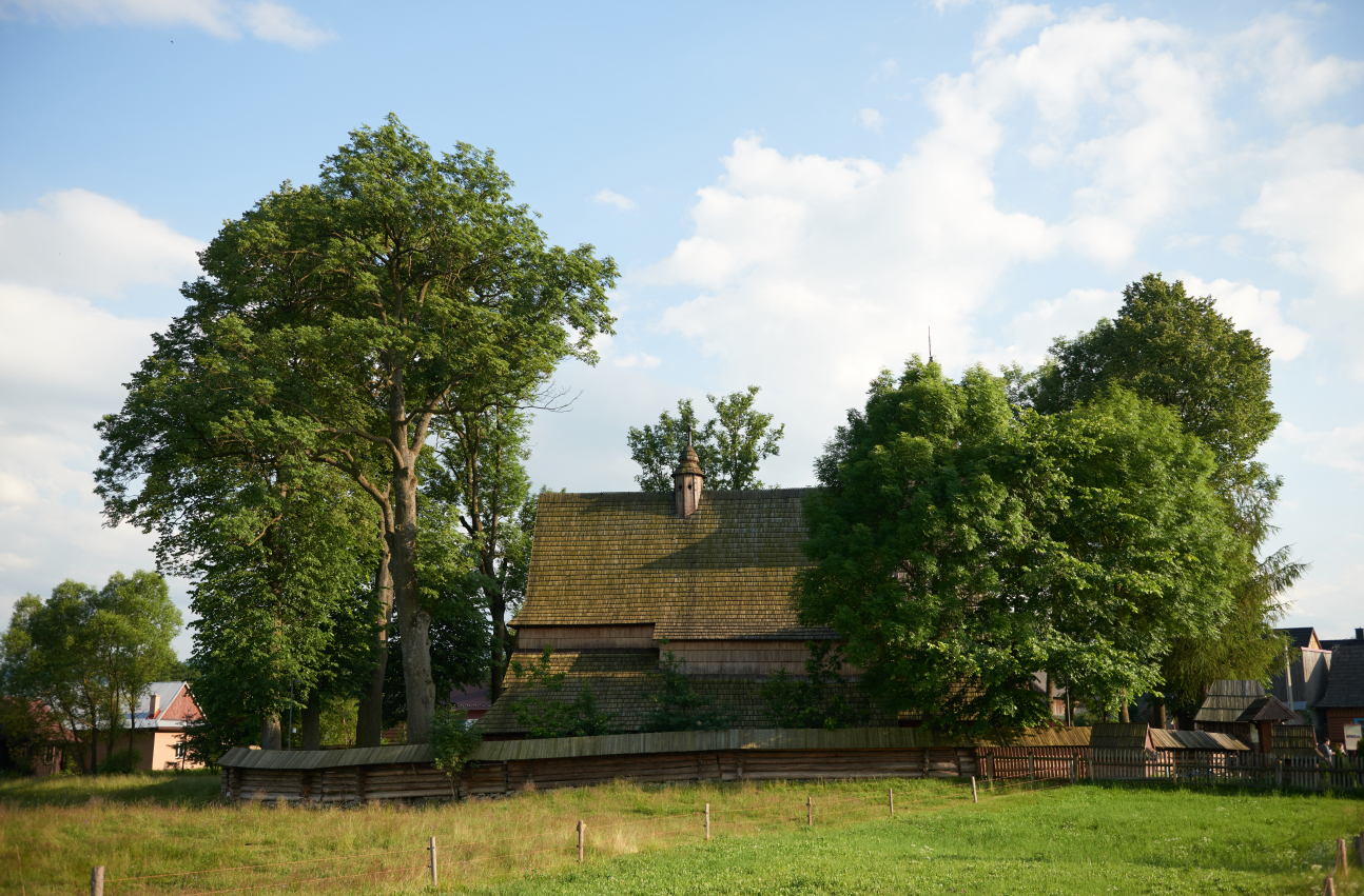 Zdjęcie 1. Architektura kościoła w Dębnie Podhalańskim.
