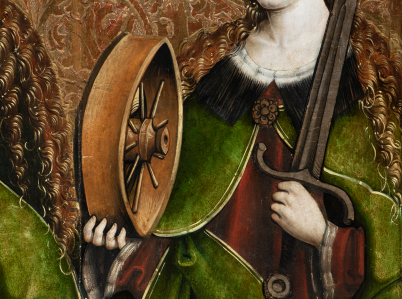 Fragment obrazu z postacią kobiecą w zielonym płaszczu, o długich, jasnych włosach, w lewej ręce trzymającej miecz, w prawej drewniane koło. Tło obrazu złocone z tłoczonym motywem roślinnym.