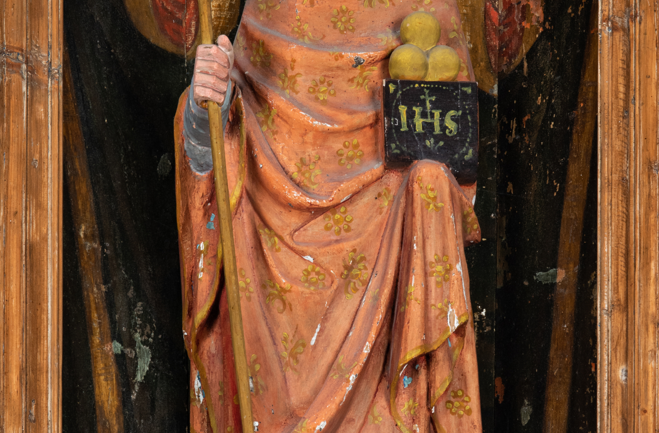 Zdjęcie 20. Rzeźba przedstawiająca św. Mikołaja z pastorałem w prawej ręce oraz księgą i trzema złotymi kulami w lewej.