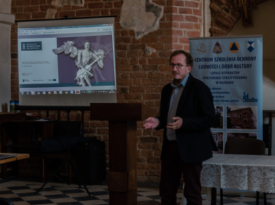 Zdjęcie przedstawia doktora Józefa Skrabskiego wygłaszającego prelekcję na temat projektu Sakralne Dziedzictwo Małopolski