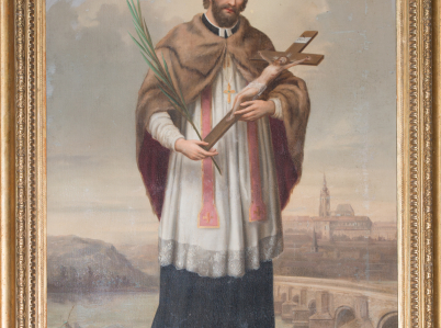 Obraz w ramie przedstawiający św. Jana Nepomucena w całej postaci, w stroju kanonika, trzymającego krucyfiks i liść palmy, na tle pejzażu.