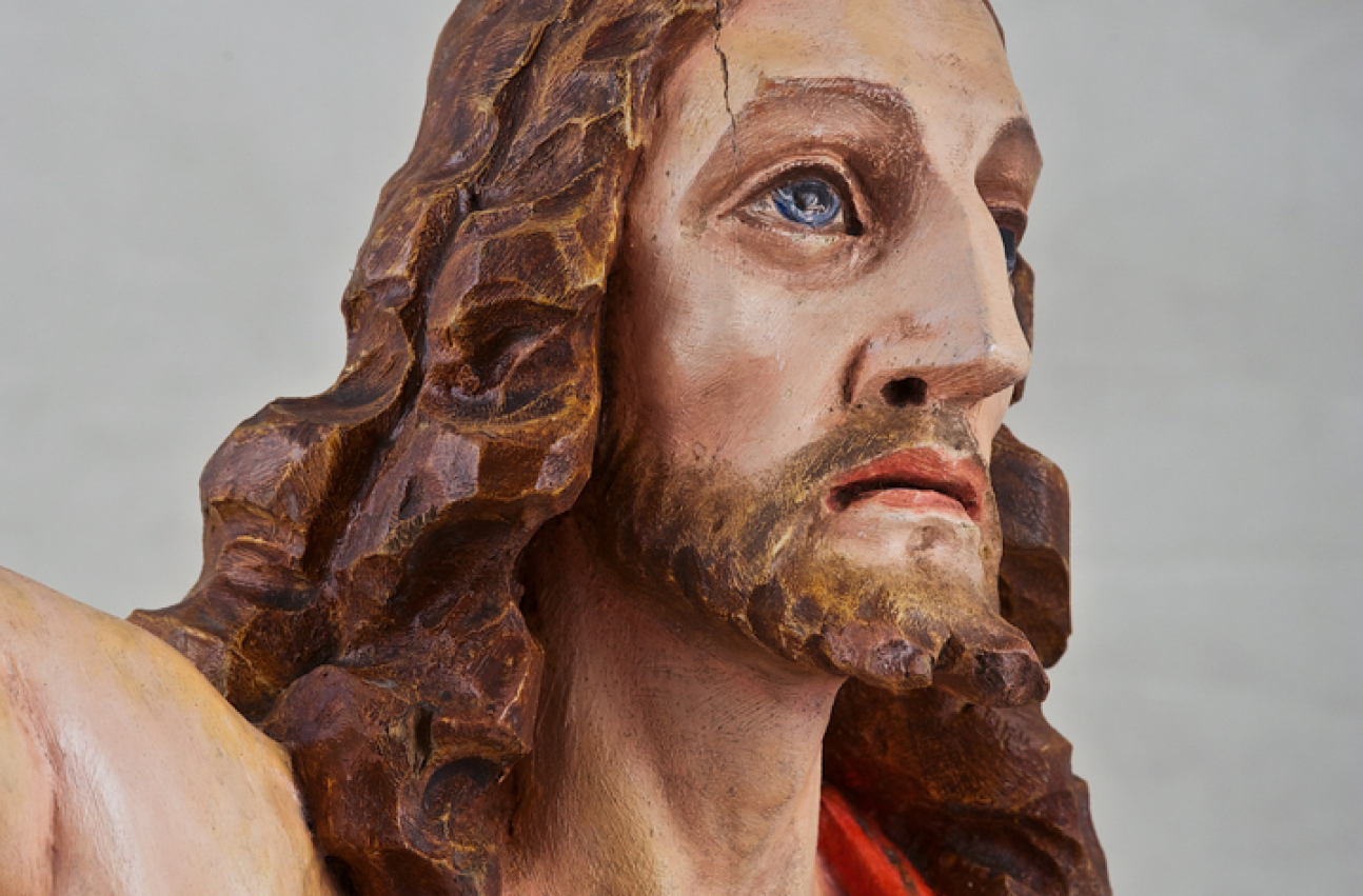 Fragment rzeźby „Chrystus Zmartwychwstały” w kościele w Kamieniu, ukazujący Chrystusa w popiersiu.