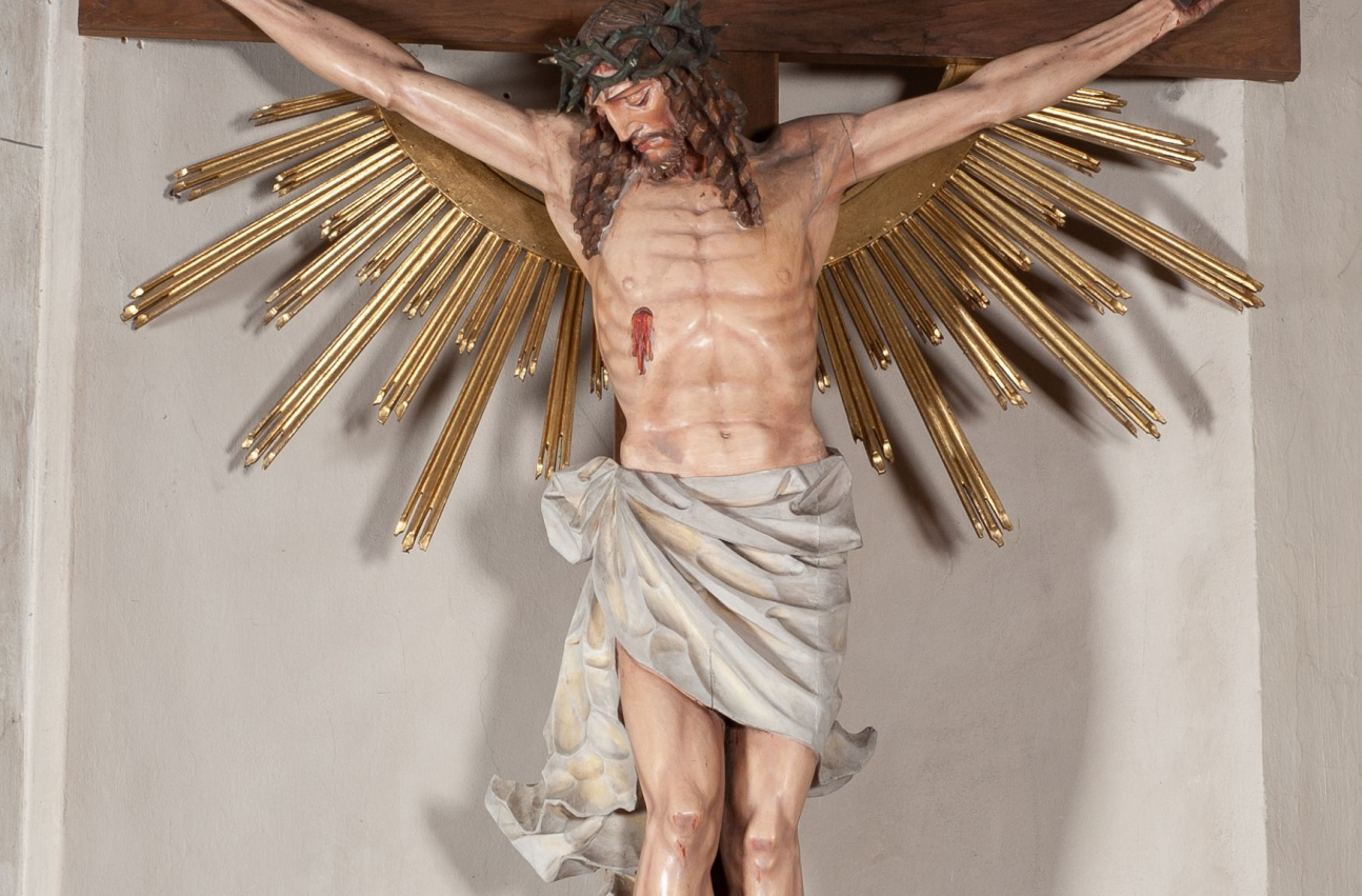 Rzeźba „Chrystus Ukrzyżowany” przybita do krzyża z glorią promienistą w kościele w Kamieniu.