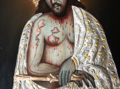 Zdjęcie 4. Obraz Ecce Homo. W centrum Chrystus ukazany w popiersiu. Na obraz nałożona srebrna sukienka w postaci płaszcza, korony cierniowej i trzciny.