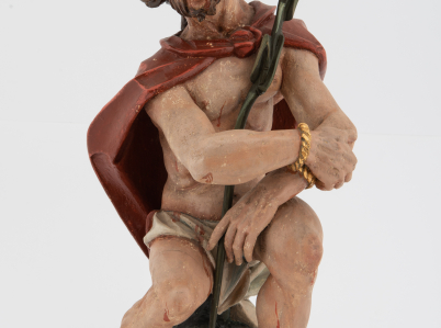 Zdjęcie 8. Rzeźba przedstawiająca siedzącego Chrystusa w typie Ecce Homo.