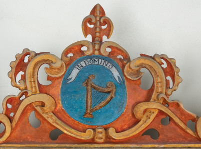 Emblemat na szafie zakrystyjnej przedstawia harfę na błękitnym tle i napis na szarfie u góry: „IN DOMINO”.