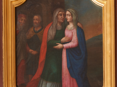 Obraz ołtarzowy z przedstawieniem spotkania św. Elżbiety i Marii przed domem, na tle pejzażu. Obok stoją św. Józef i św. Joachim.