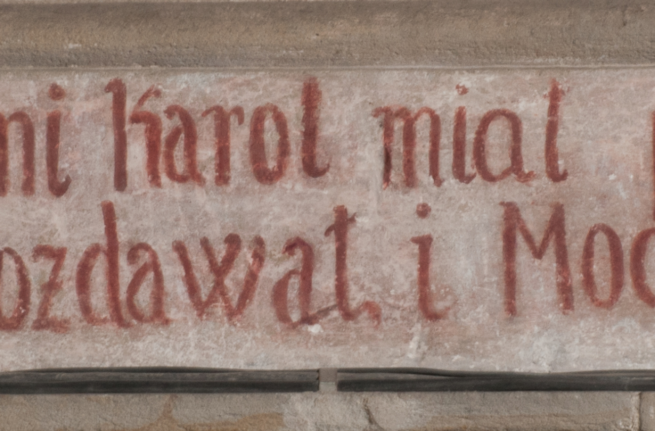 Fragemnt obrazu ze świętym Karolem Boromeuszem przedstawiający napis: "Nad umarłemi Karol miał politowanie. Bo i skarby rozdawał i modlił się za nie".
