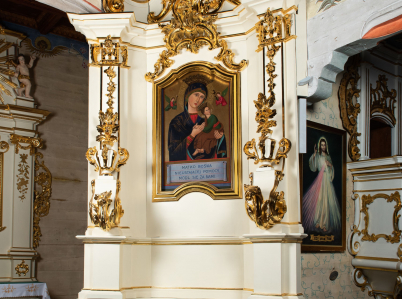 Ołtarz boczny w kościele świętego Marcina w Marcyporębie z drugiej połowy XVIII wieku. W polu środkowym obraz Matki Boskiej Nieustającej Pomocy, a w zwieńczeniu obraz św. Walenty.
