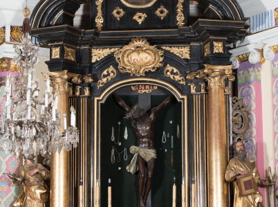 Ołtarz boczny w kościele pod wezwaniem świętego Wincentego i Narodzenia Najświętszej Marii Panny w Mogile. W polu środkowym nisza ujęta profilowaną ramą z figurą Chrystusa Ukrzyżowanego. Retabulum jest ujęte po bokach parą kolumn. Po zewnętrznej stronie k