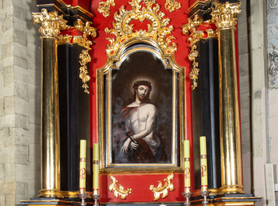 Ołtarz boczny z kościoła Wszystkich Świętych w Zakliczynie z około 1775 roku. Ołtarz flankowany parą kolumn, polichromowany na kolor czerwony. W polu głównym obraz Ecce Homo, w zwieńczeniu obraz świetego Jana Nepomucena.