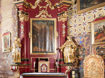 Ołtarz boczny w kościele świętego Jakuba Apostoła w Raciechowicach z 1779 roku. W polu głównym ołtarza obraz "Święty Franciszek z Asyżu", a w zwieńczeniu obraz "Święta Franciszka Rzymska".  Po bokach ołtarza, na tle pilastrów figury św. Antoniego Padewski