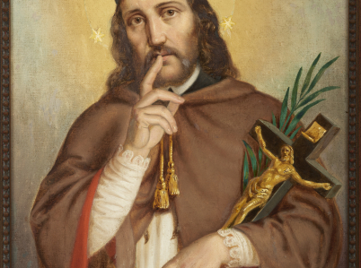Obraz ukazuje św. Jana Nepomucena w półpostaci, który lewą ręką przytrzymuje krucyfiks i liść palmy, a palcem prawej dłoni dotyka ust w geście milczenia. Święty przedstawiony jako dojrzały mężczyzna z brodą, w stroju kanonika, wokół głowy ma nimb gwiaździ
