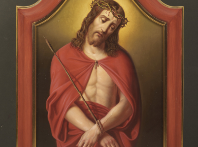 Zdjęcie przedstawiające feretron z obrazem Chrystusa w typie Ecce Homo, w półpostaci, z dłońmi związanymi powrotem, przytrzymującymi trzcinę. Ubrany jest w czerwony płaszcz, na głowie ma koronę cierniową.