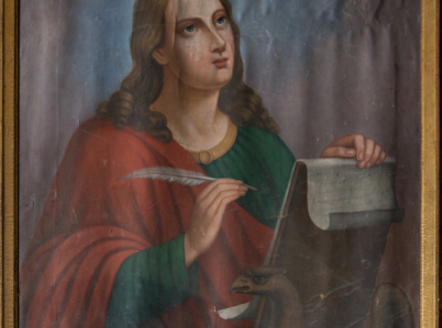 Obraz przedstawiający św. Jana w półpostaci, zwróconego w lewo; jako młodzieńca, bez brody. Święty lewą ręką przytrzymuje pulpit z pergaminem, w prawej dłoni trzyma pióro. U dołu obrazu ukazany orzeł.