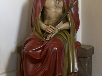 Zdjęcie 7. Rzeźba przedstawiająca siedzącego Chrystusa w typie Ecce Homo.