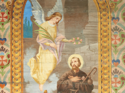 Zdjęcie fragmentu polichromii kościoła w Trzemeśni z przedstawieniem św. Jakuba leżącego na schodach i nadlatującego anioła.