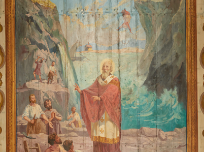 Zdjęcie fragmentu polichromii kościoła w Trzemeśni z przedstawieniem wielopostaciowej sceny ze św. Klemensem na tle morskiego pejzażu.