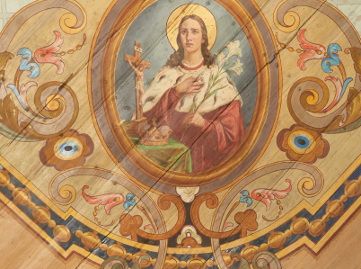 Zdjęcie fragmentu polichromii kościoła w Trzemeśni z owalnym medalionem z półpostacią św. Kazimierza w stroju królewskim, z lilią, koroną i krucyfiksem.