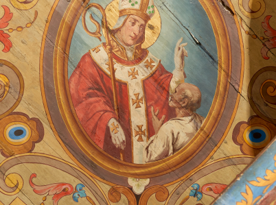 Zdjęcie fragmentu polichromii kościoła w Trzemeśni z owalnym medalionem z półpostacią św. Stanisława z Piotrowinem.