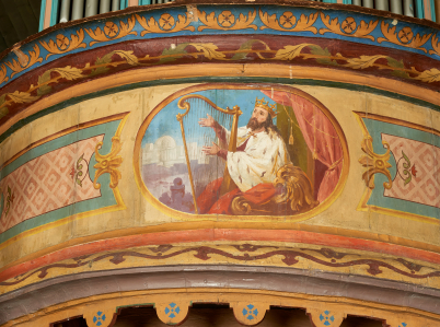 Zdjęcie fragmentu polichromii kościoła w Trzemeśni z balustrady chóru muzycznego z wizerunkiem króla Dawida grającego na harfie.