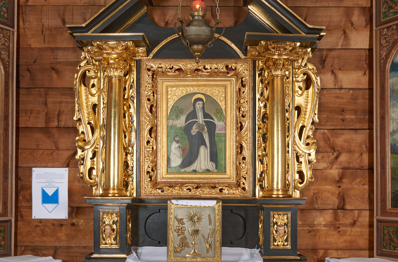 Zdjęcie ołtarza głównego w obrazem świętej Otylii w polu głównym.
