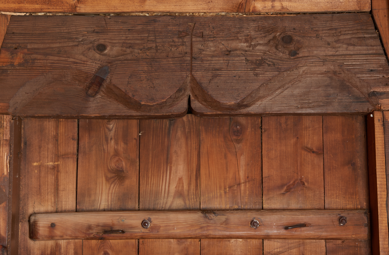 Drewniany portal wycięty w tak zwany "ośli grzbiet".