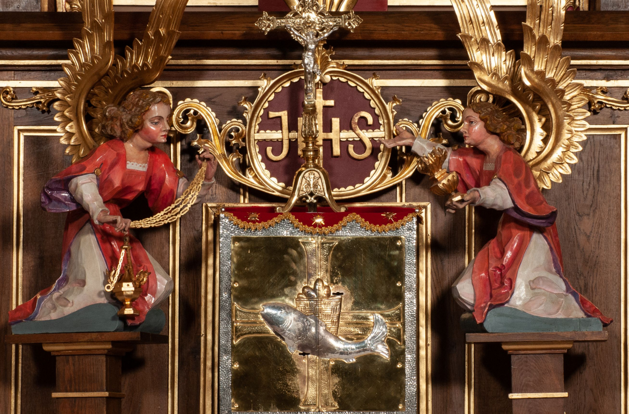 Zdjęcie przedstawiające tabernakulum ołtarza głównego w kościele w Woli Batorskiej.